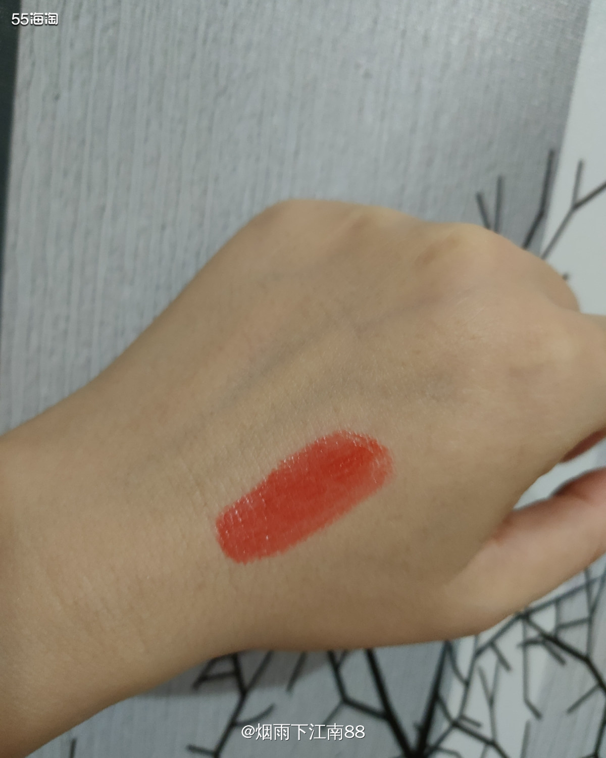 兰蔻菁纯莹亮金管157口红，海淘购入。我个人唇色偏深，哑光口