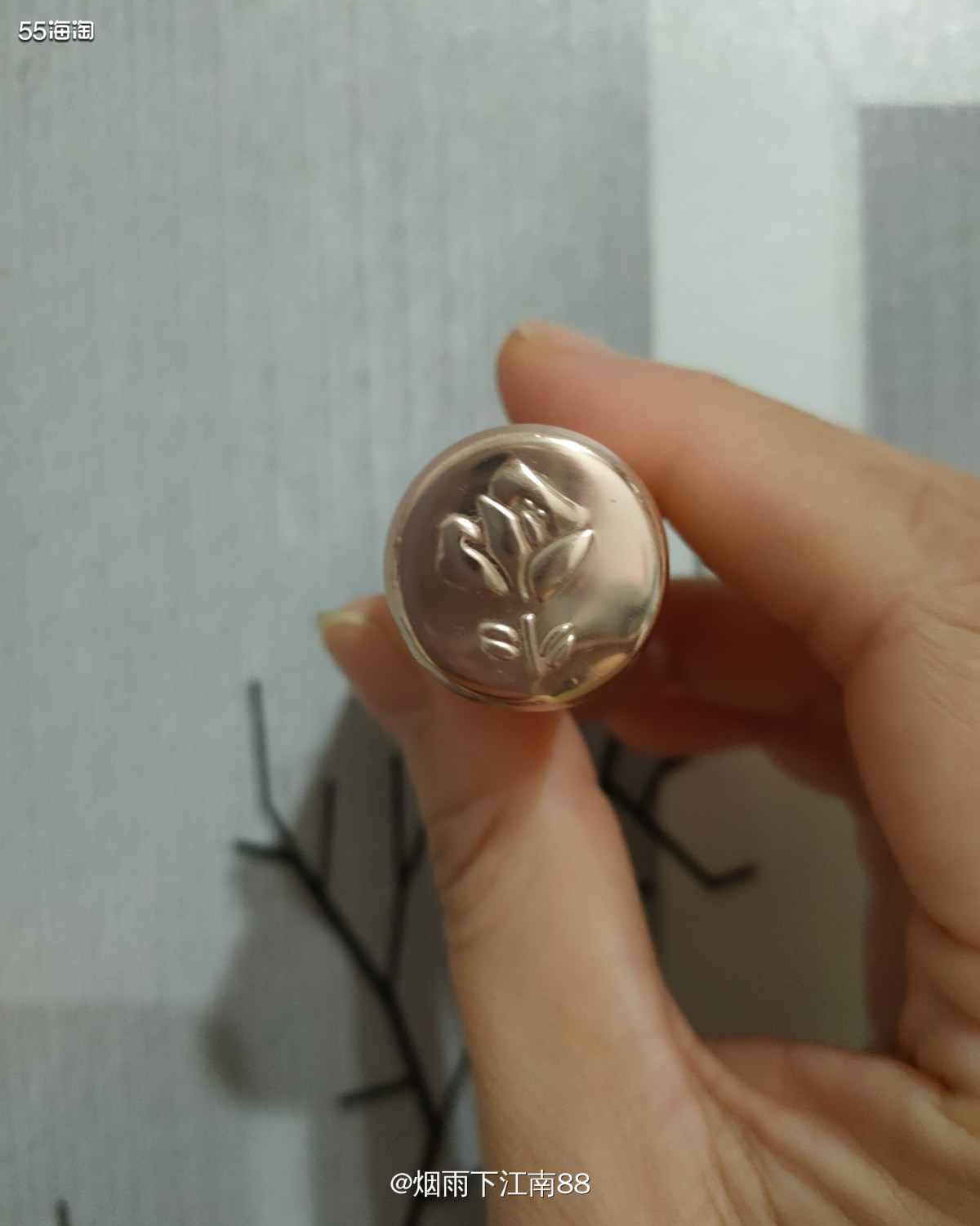 兰蔻菁纯莹亮金管157口红，海淘购入。我个人唇色偏深，哑光口