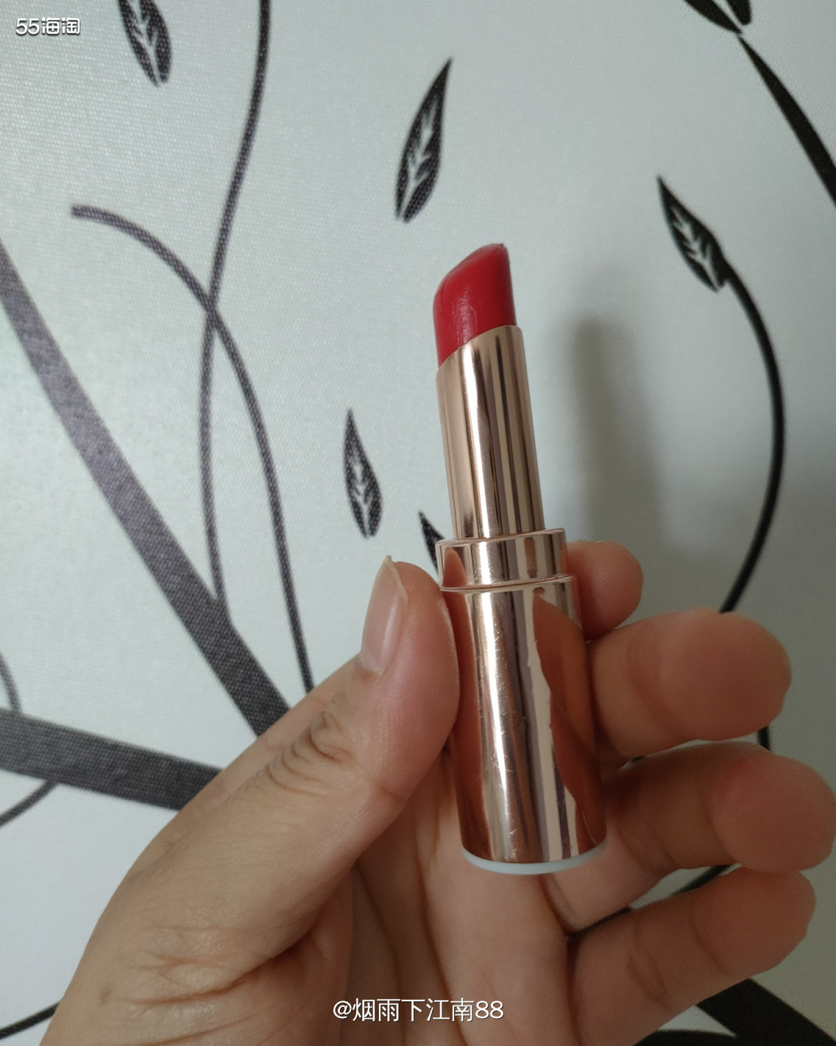 兰蔻菁纯莹亮金管157口红，海淘购入。我个人唇色偏深，哑光口