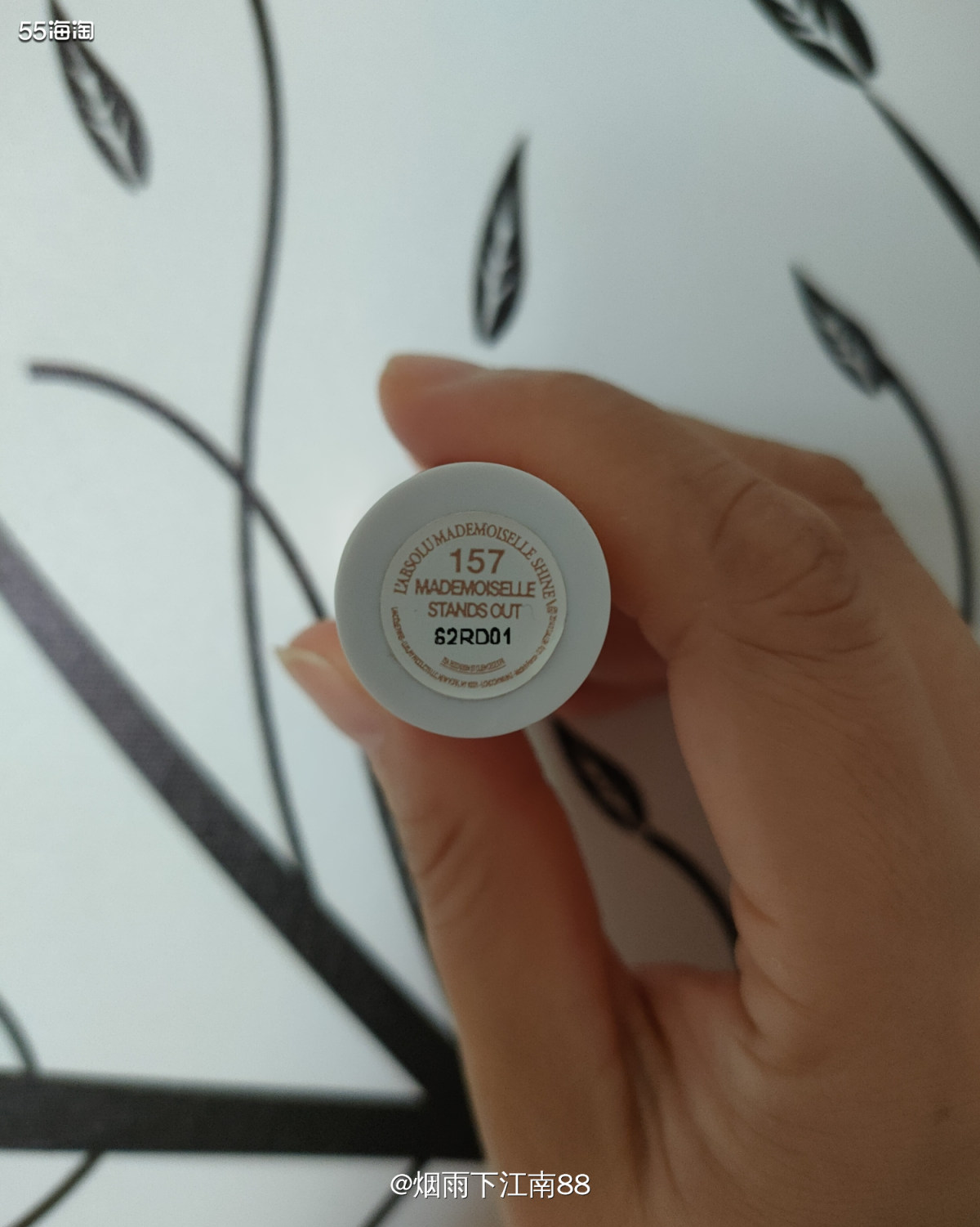 兰蔻菁纯莹亮金管157口红，海淘购入。我个人唇色偏深，哑光口