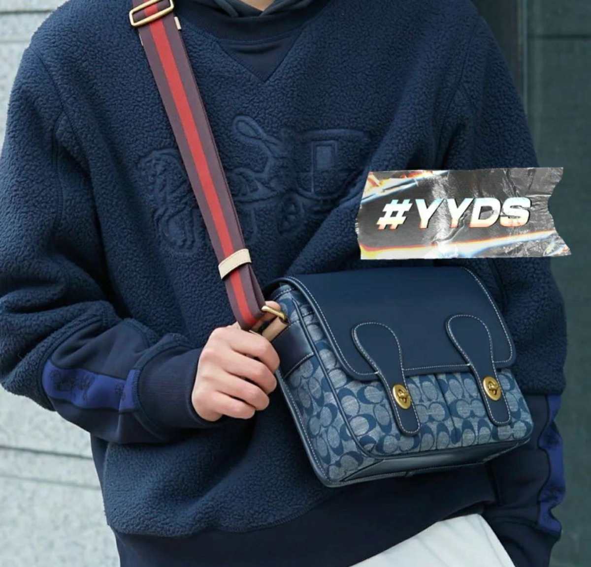 蔻驰Coach男女同款香布蕾Map bag红棕色颜色拼接的肩