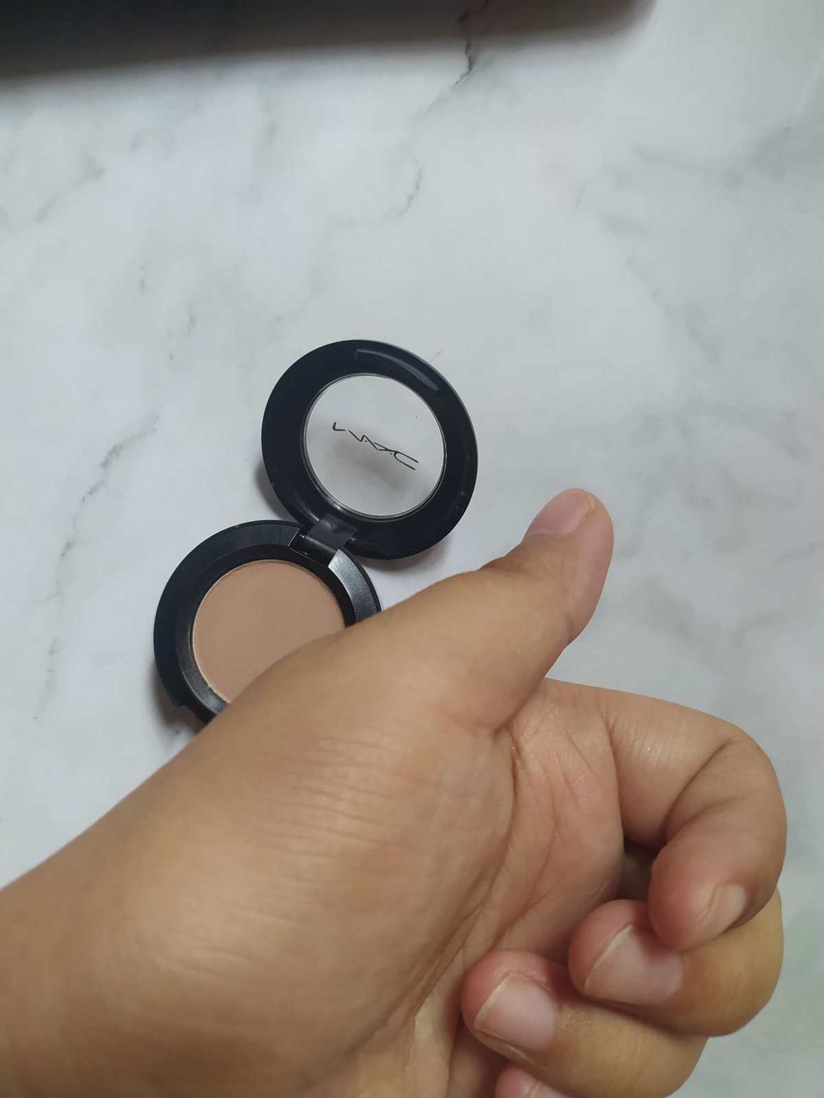 对比mac家的口红，高光腮红。它家眼影比较少人提，除了大火的
