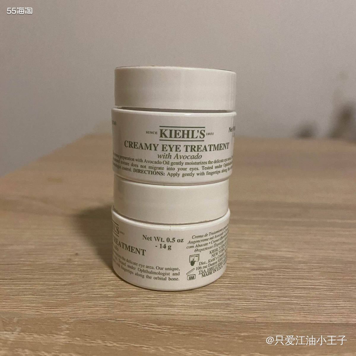 科颜氏牛油果眼霜是淡黄绿色的质地，使用前一定要在指尖揉搓乳化