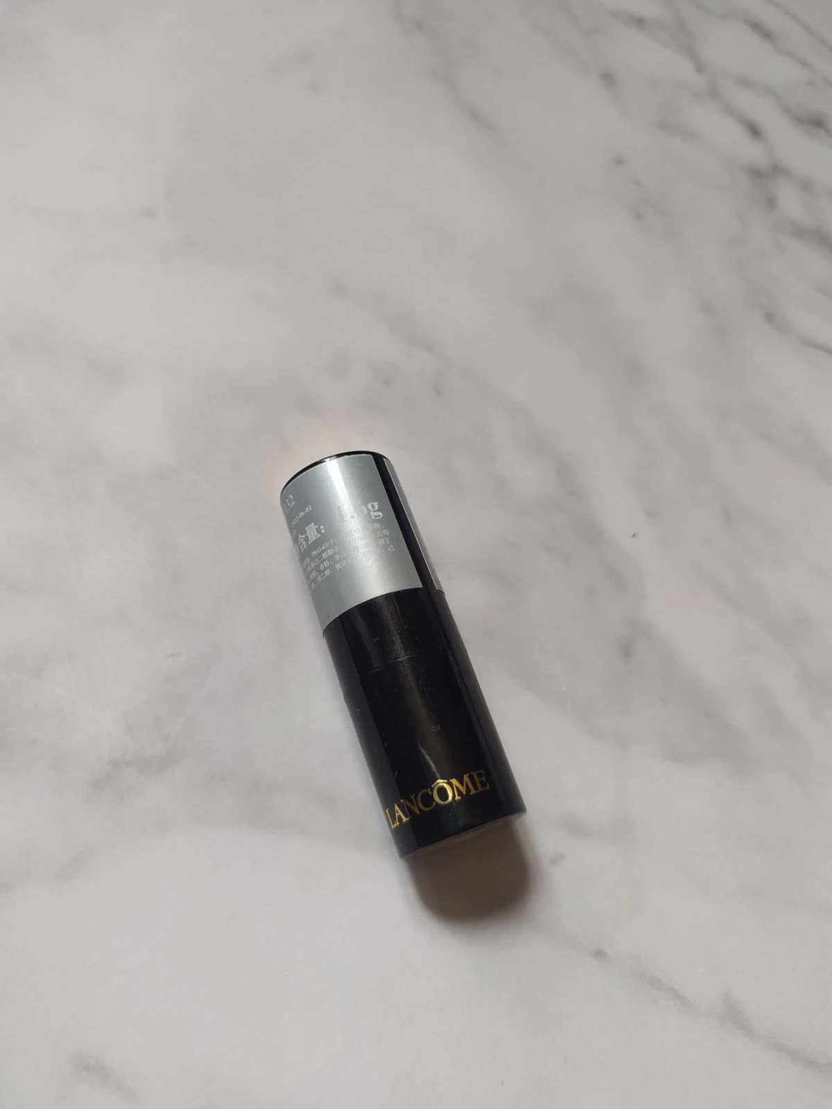 兰蔻菁纯唇膏系列最火的是色号196，胡萝卜色，可惜买回来就被