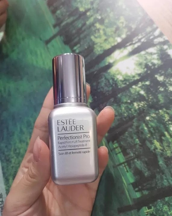 ✅雅诗兰黛线雕精华的官方名字是雅诗兰黛专研紧致精华素，它并不