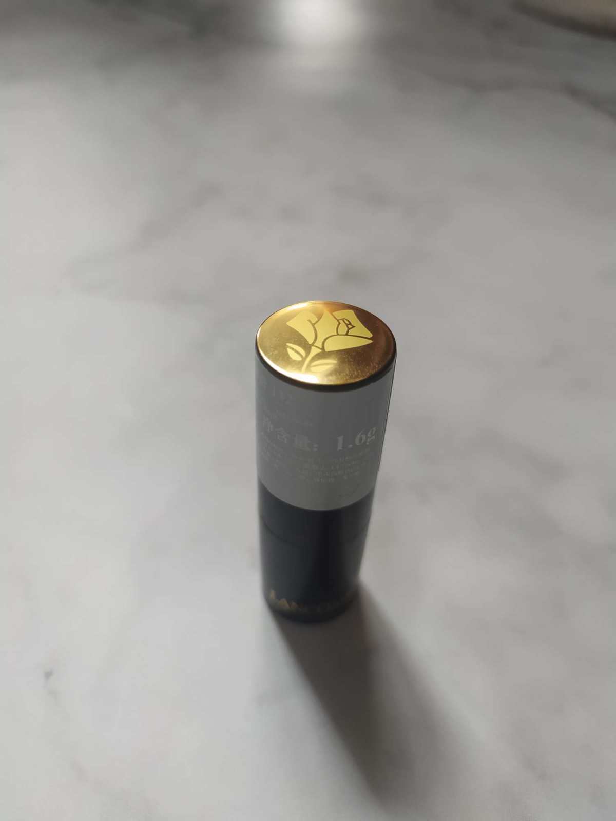 兰蔻菁纯唇膏系列最火的是色号196，胡萝卜色，可惜买回来就被