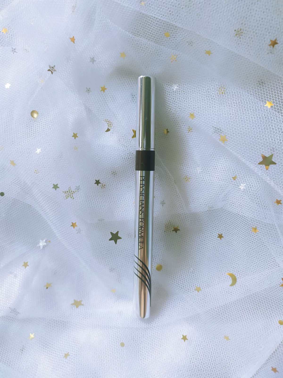 如果想要放大眼睛的效果，又不会眼影的可以直接画眼线使用睫毛膏