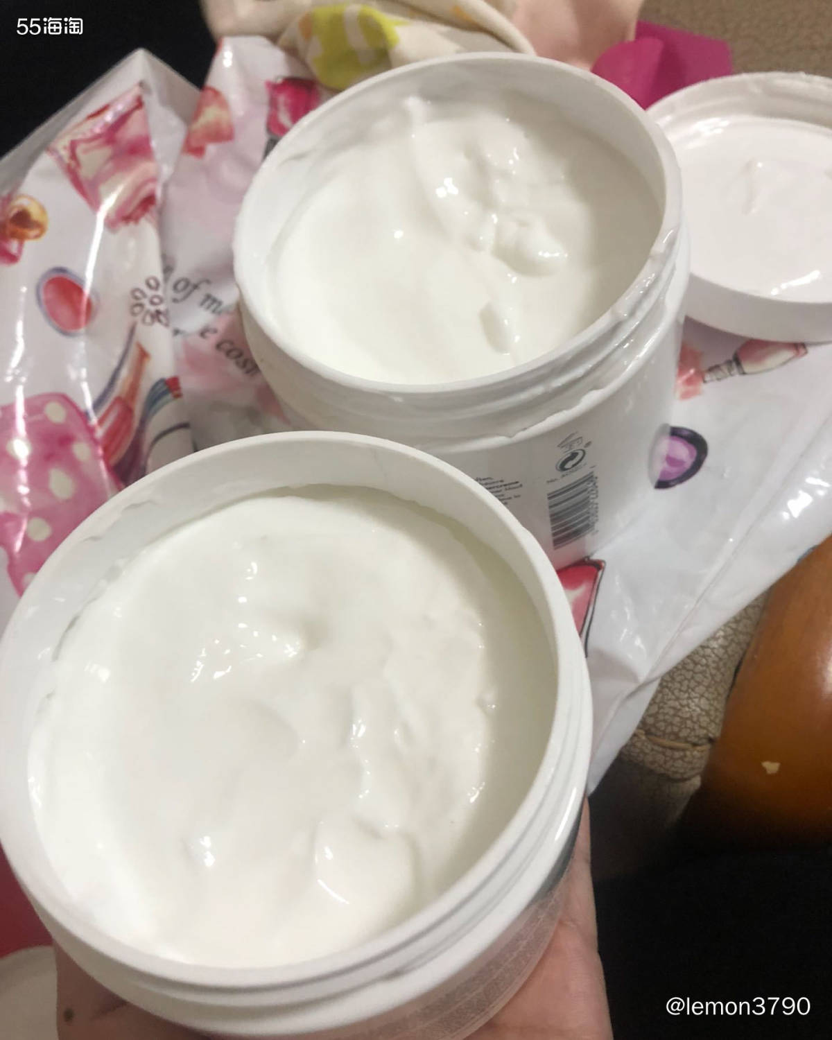 今天同事找我拿了雅顿的身体乳呢，一个喜欢绿茶款的味道，一个喜