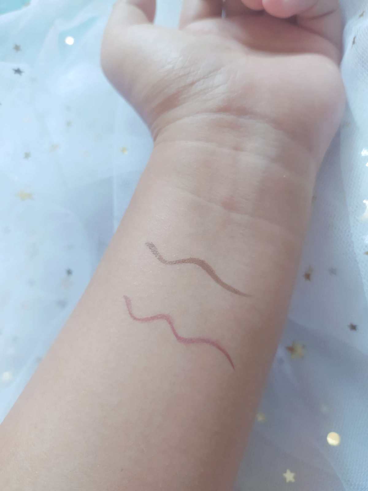 如果想要放大眼睛的效果，又不会眼影的可以直接画眼线使用睫毛膏