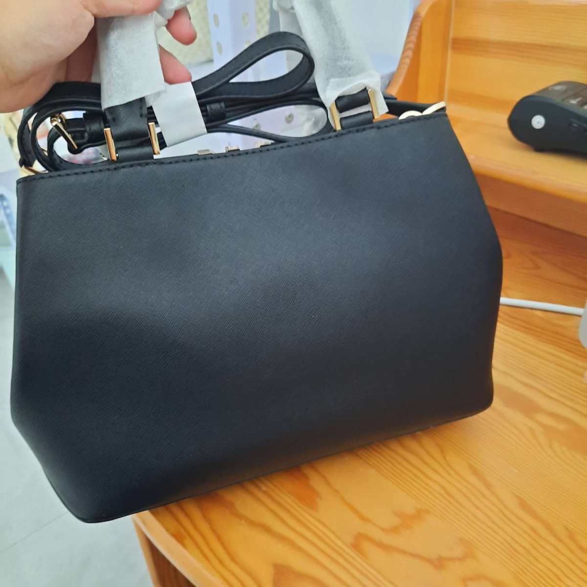 💛这款是mk的众多戴妃包里，算好看的一款，很简单，而且很大