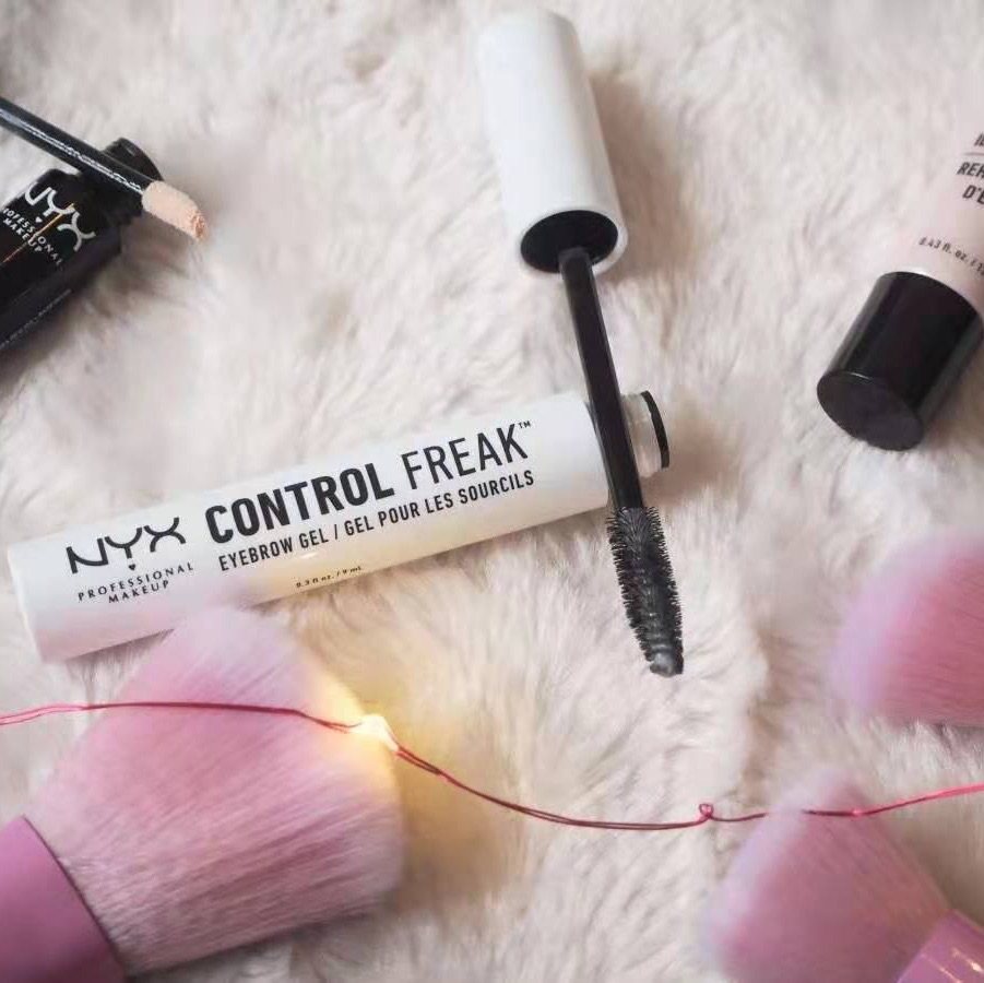 💭 这款眉毛定型液，能让眉毛坚持一整天，流汗淋雨都8怕;叠