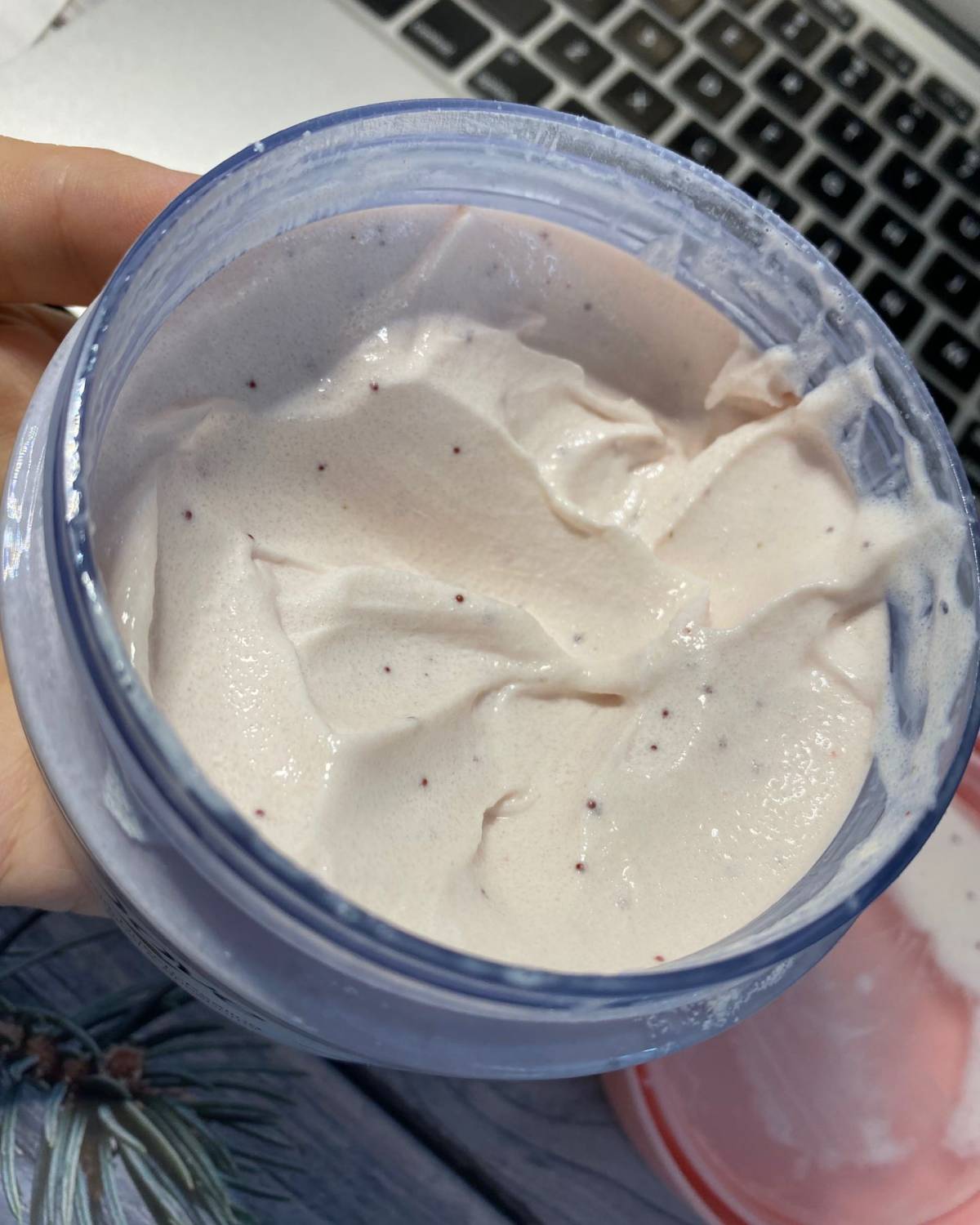 磨砂膏作用：去除皮肤深层的污垢，通过在皮肤上摩擦可使老化的鳞