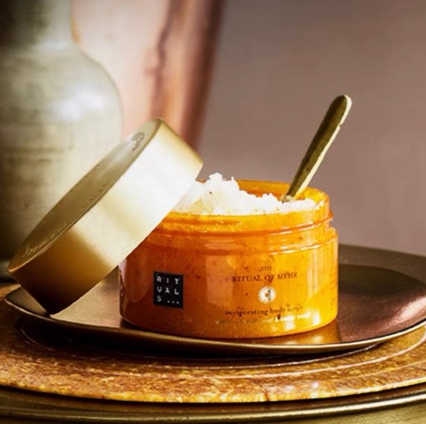 💬 这款赋能系列的磨砂膏，富含【甜橙】和【雪松木】的精华。