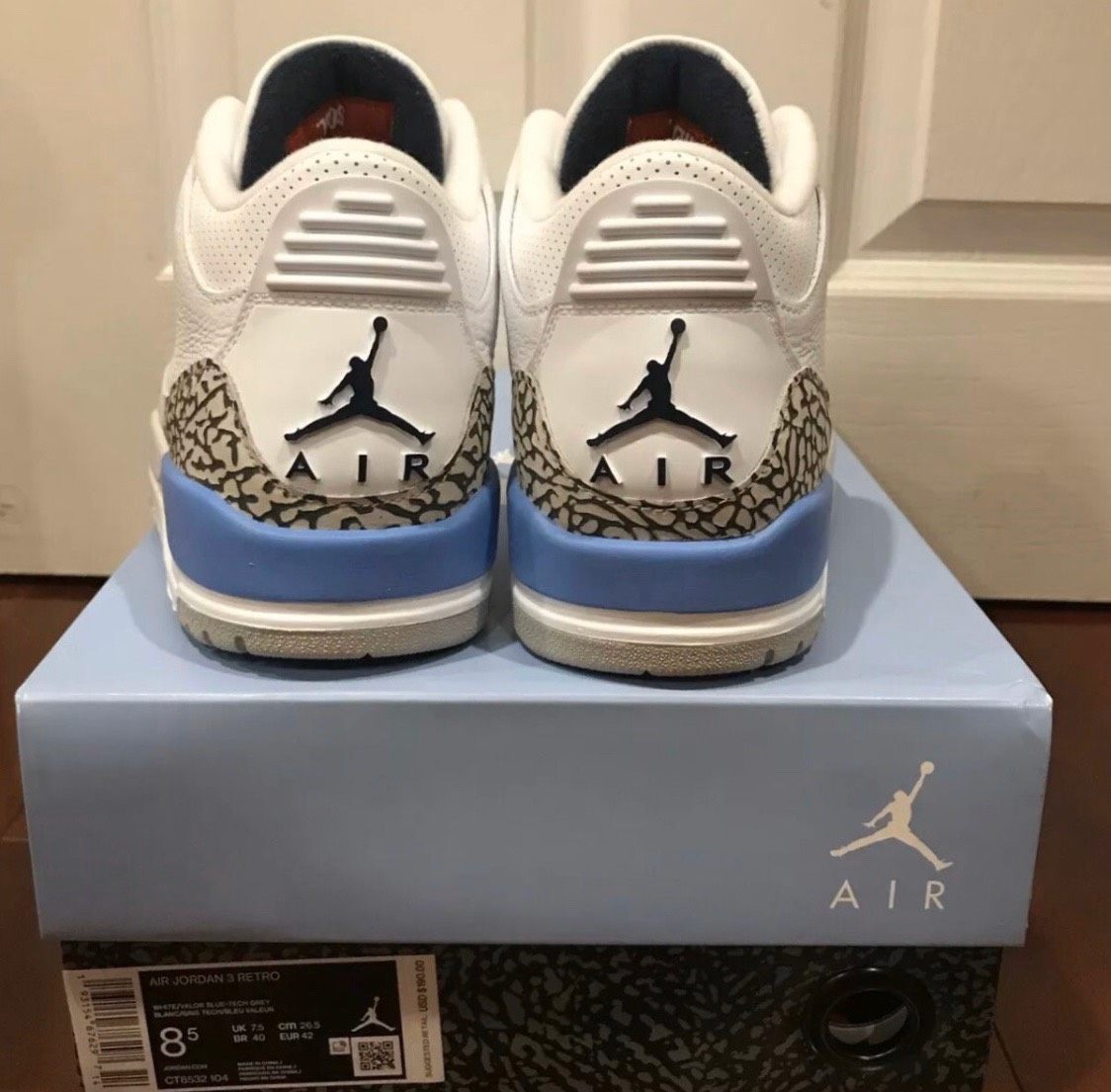 个人感觉北卡蓝真的是aj3系列里的一股清流（纯白的外表点缀着