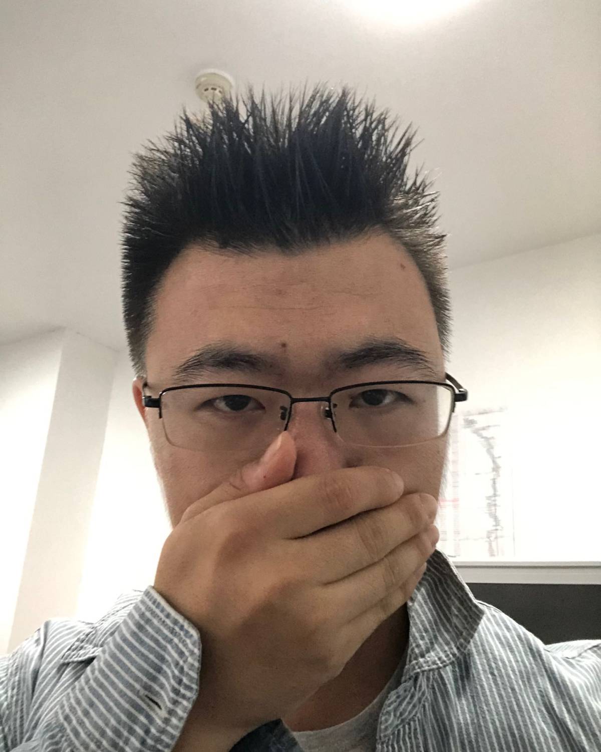 养这种中间高的头发一个多月了，于是想起弄个啫喱来抓抓。几经纠