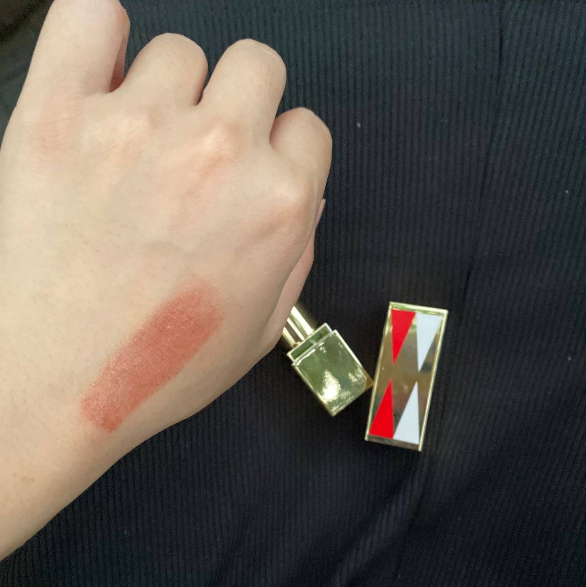 💄最近出门比较多，手头上多了好多口红，就会根据衣服换着颜色