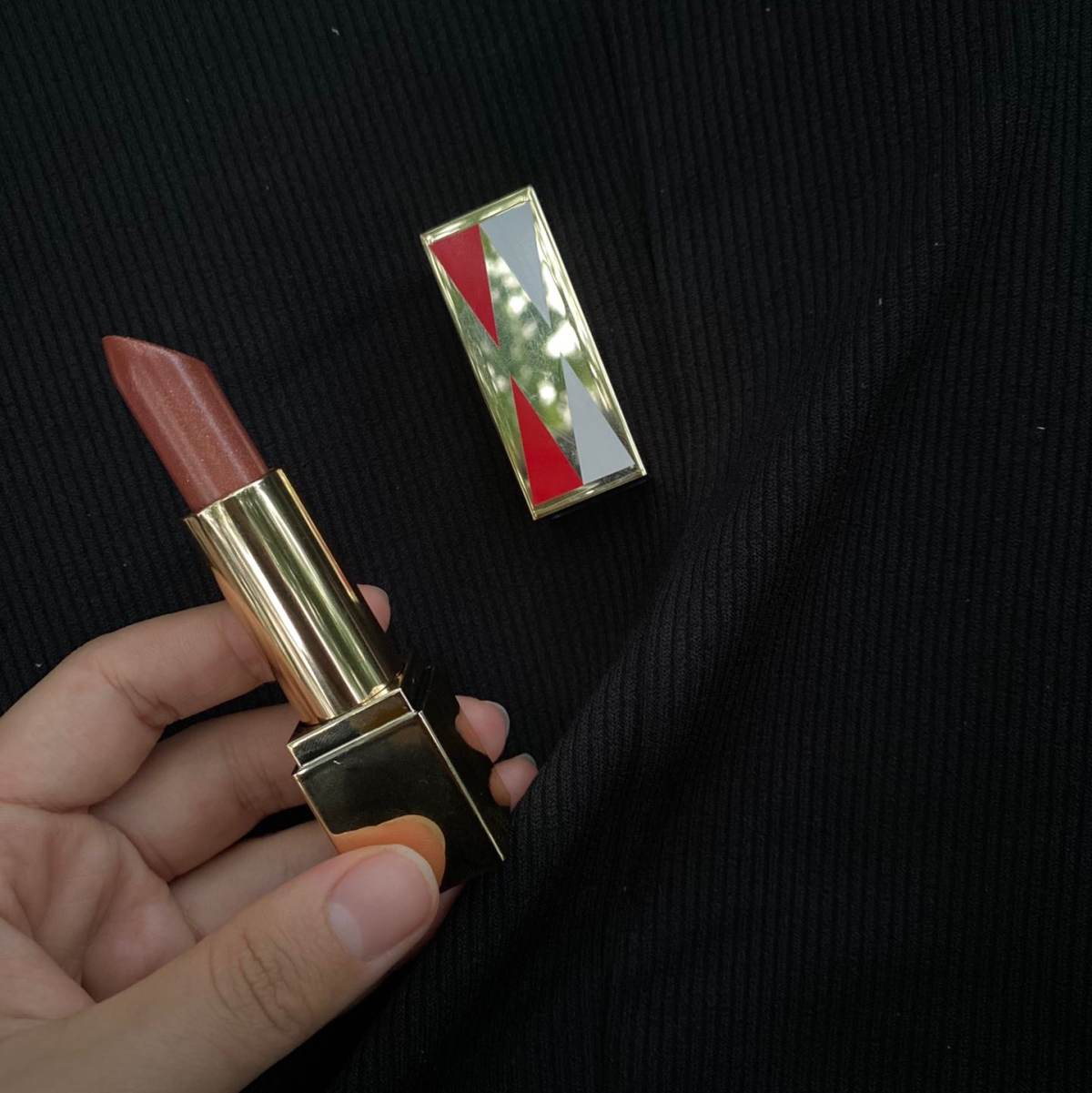 💄最近出门比较多，手头上多了好多口红，就会根据衣服换着颜色