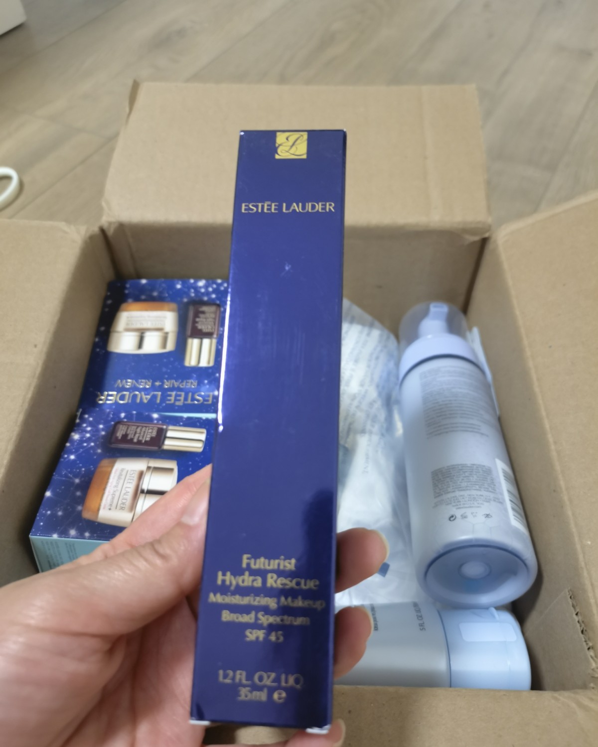 这是雅诗兰黛新出的沁水保湿粉底液，35ml一支 这次我买的是