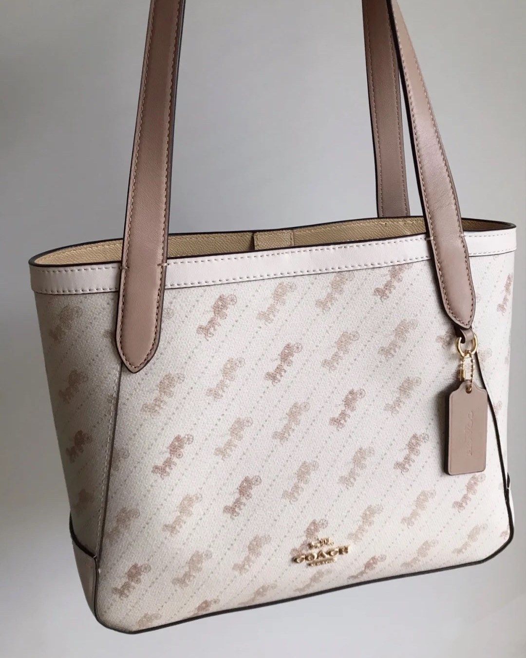 这个款好像是5月份coach奥莱的新款。（话说coach的设