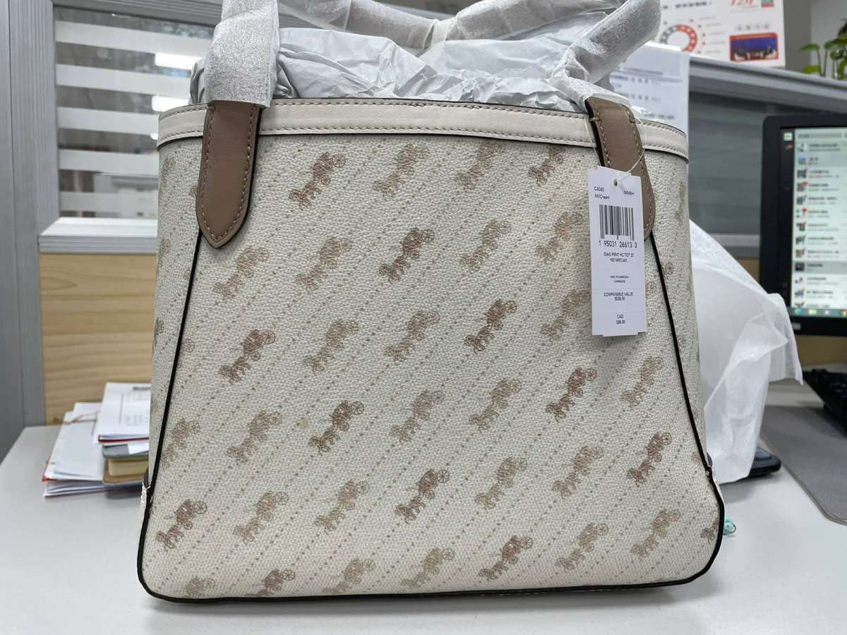 💕💕💕这是coach outlet几个月前的新款，马车
