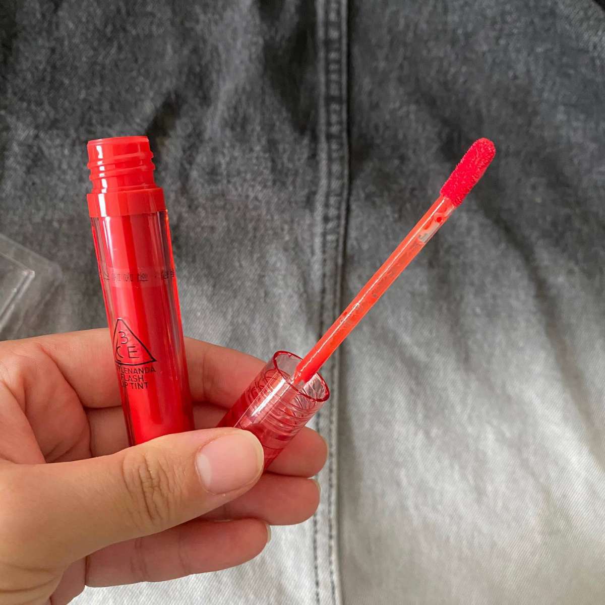 💕6月份购入的新色，也是3CE的新品玻璃水光镜面唇釉，直邮