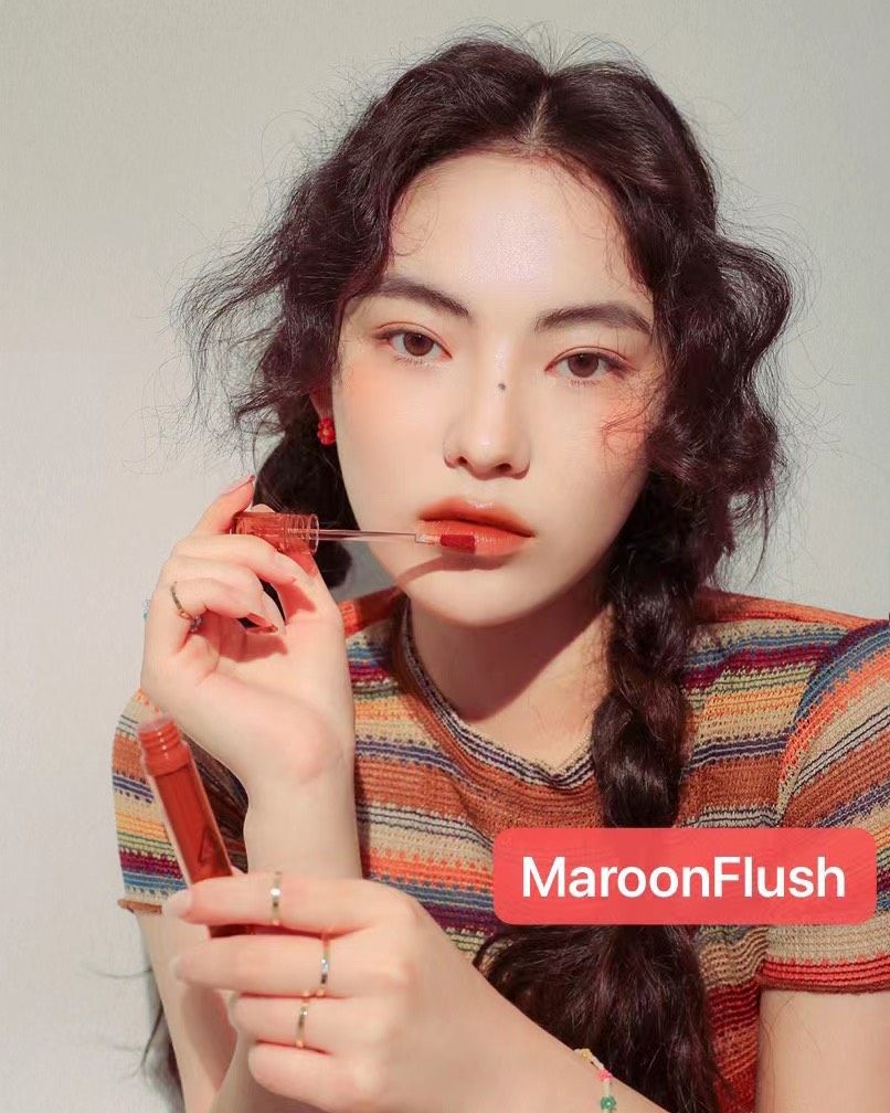 品牌：3CE 色号：镜面唇釉 MaroonFlush 本人肤