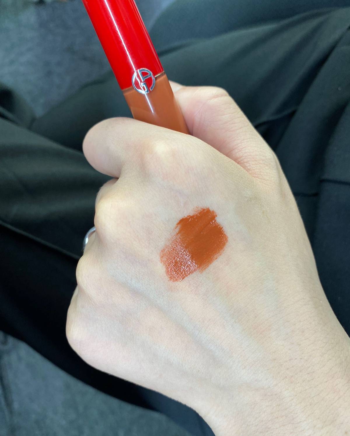 🌟品牌：阿玛尼  色号：丝绒唇釉208奶油棕橘色 肤色：白