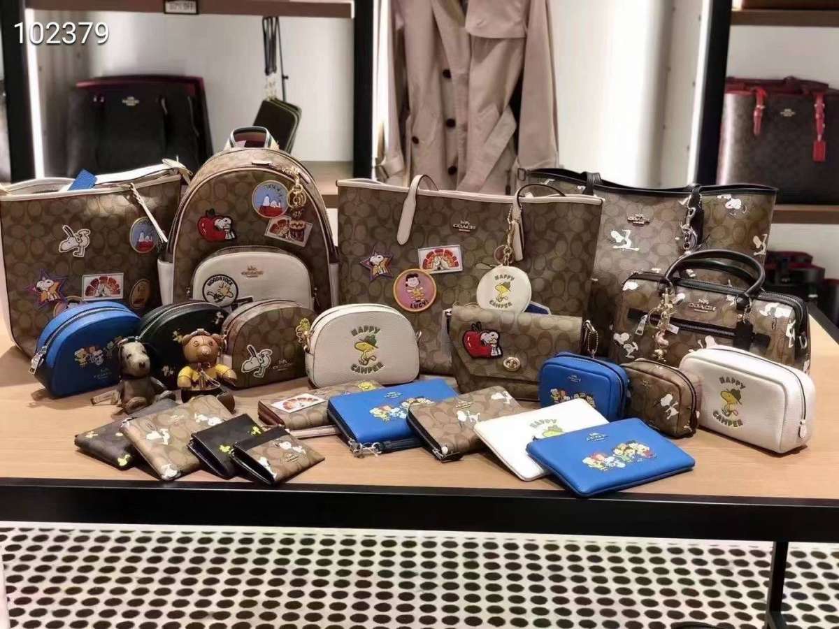 COACH隆重推出PEANUTS卡通合作款，生动展现童年形象