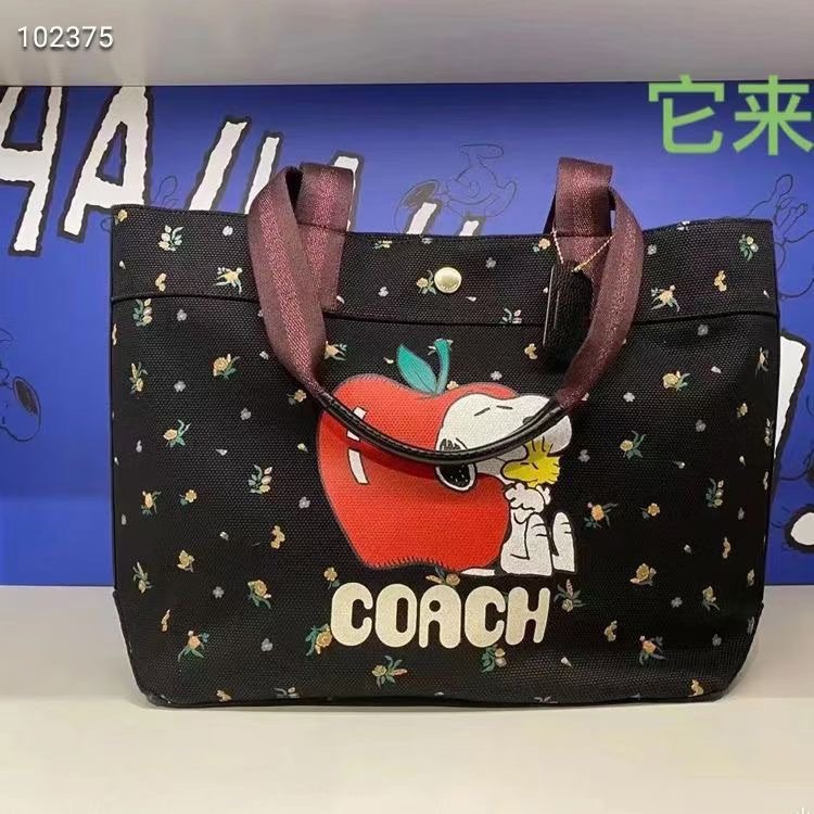 COACH隆重推出PEANUTS卡通合作款，生动展现童年形象