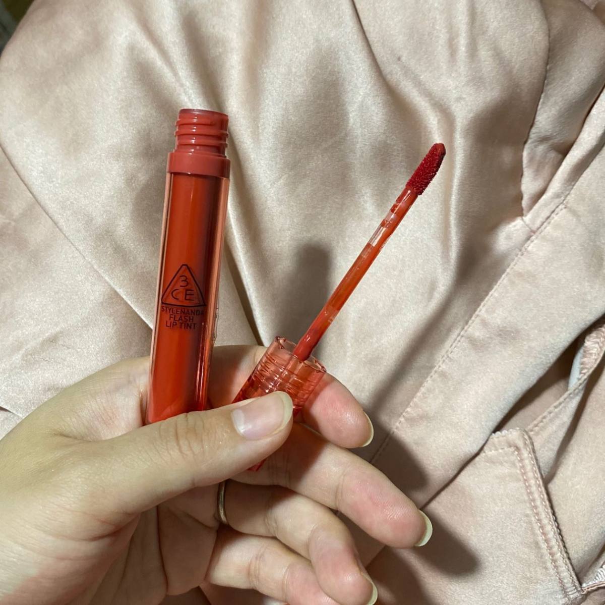 💕6月份购入3CE的新品玻璃水光镜面唇釉，直邮到手，颜值很