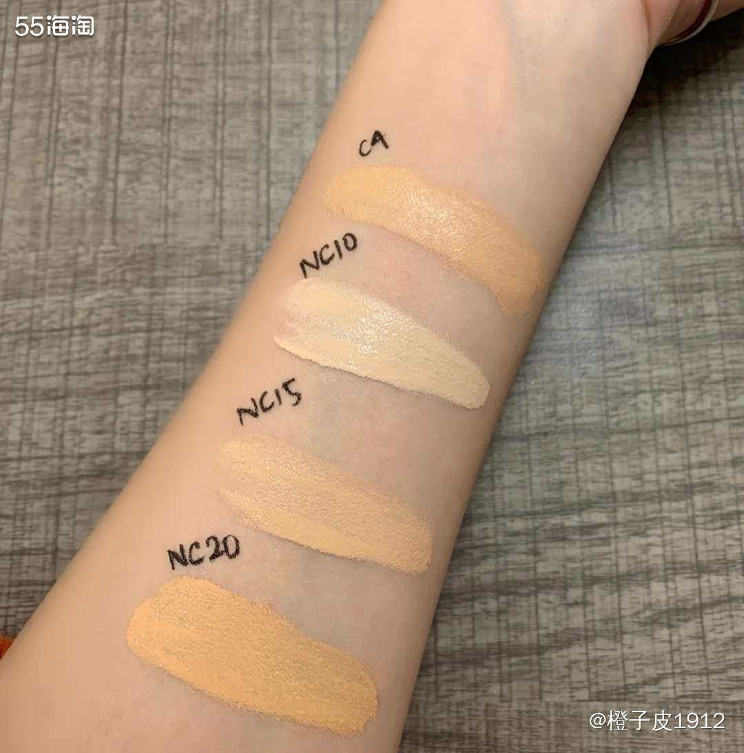 这款粉底液是去年在代购那儿买的，说是适合混油皮使用，我作为混