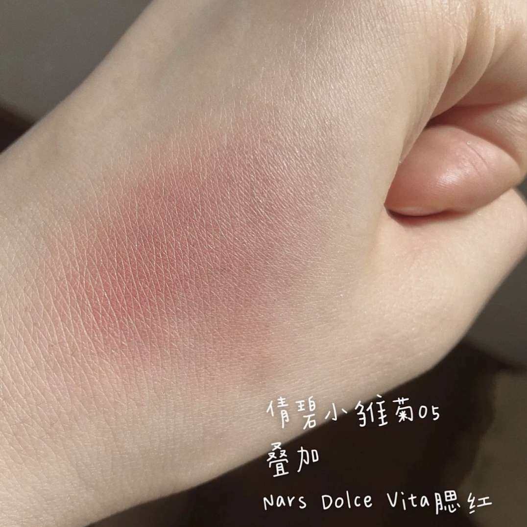 不会吧！竟还有人不知道这块神仙奶茶腮红！粉质细腻不飞粉！美貌