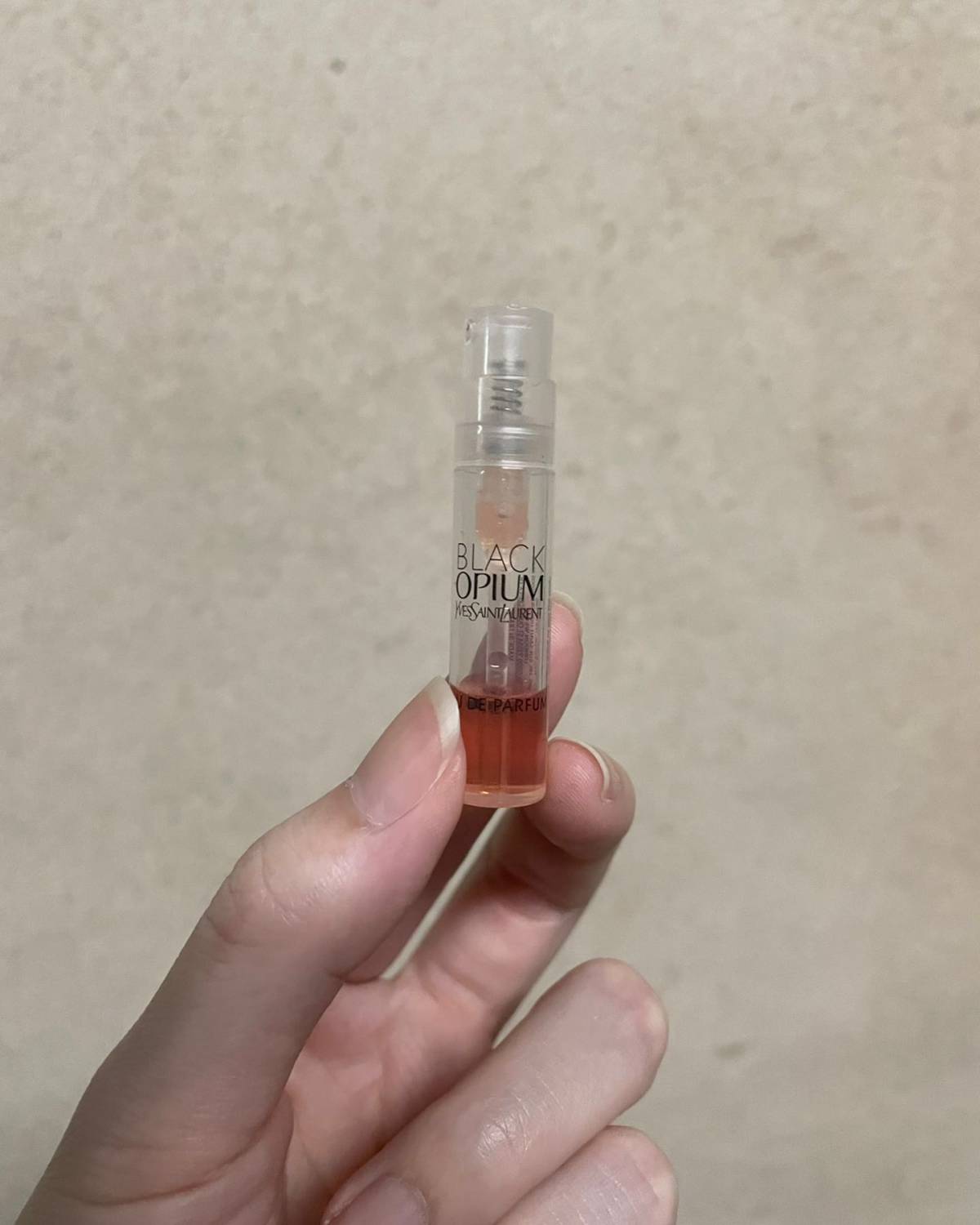 💕ysl的黑**香水的瓶身设计很高级，它是甜香甜甜香的味道