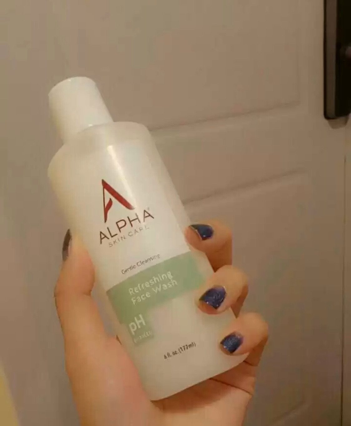 💁🏻‍♀️Alpha这款洁面是白色偏透明啫喱液体，跟瓶身