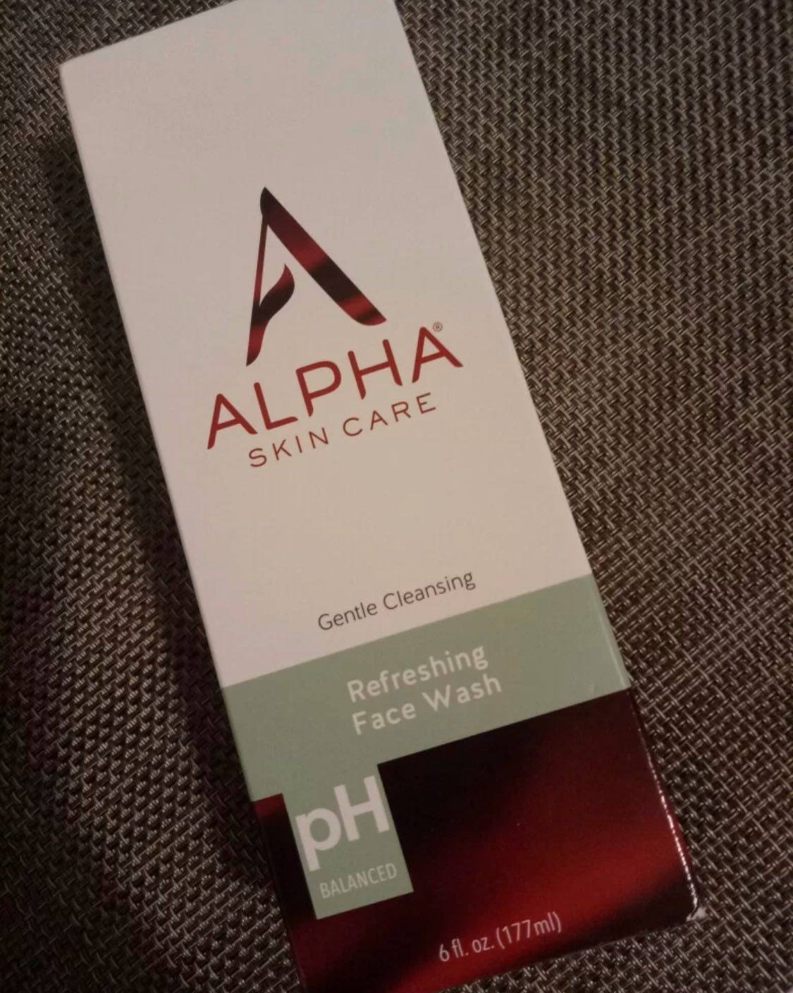 💁🏻‍♀️Alpha这款洁面是白色偏透明啫喱液体，跟瓶身
