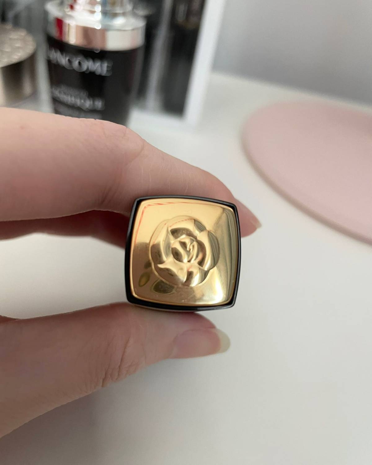 💕香奶奶627，买它不为别的，就是单纯觉得盖子上那朵花好看