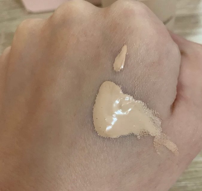 🏷阿玛尼这款uv粉底液的质地比较稀 ，轻薄很好推开，上妆很