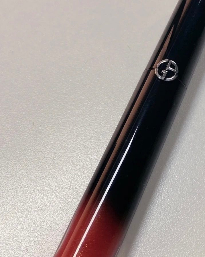 这是个巨完美的锦鲤色，亮光下偏橘，薄涂也是看得出橘色的。  