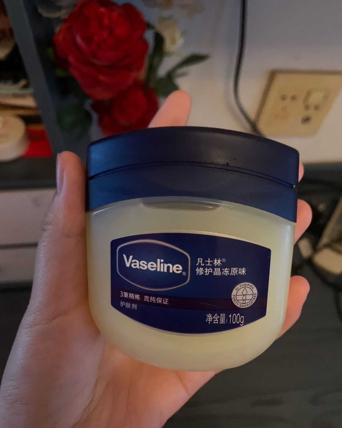 凡士林涂抹在皮肤上，能在表面形成一层膜，使水分不易蒸发散失，