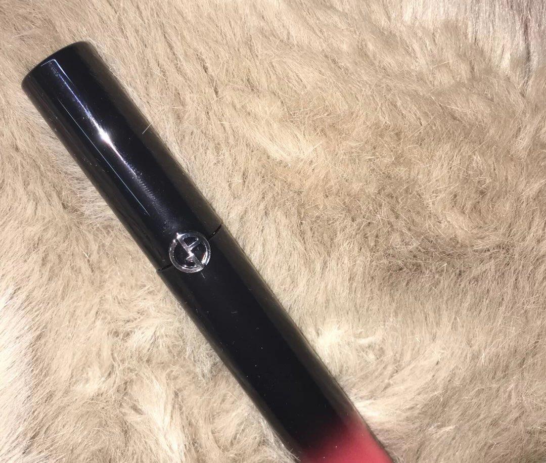 这是个巨完美的锦鲤色，亮光下偏橘，薄涂也是看得出橘色的。  