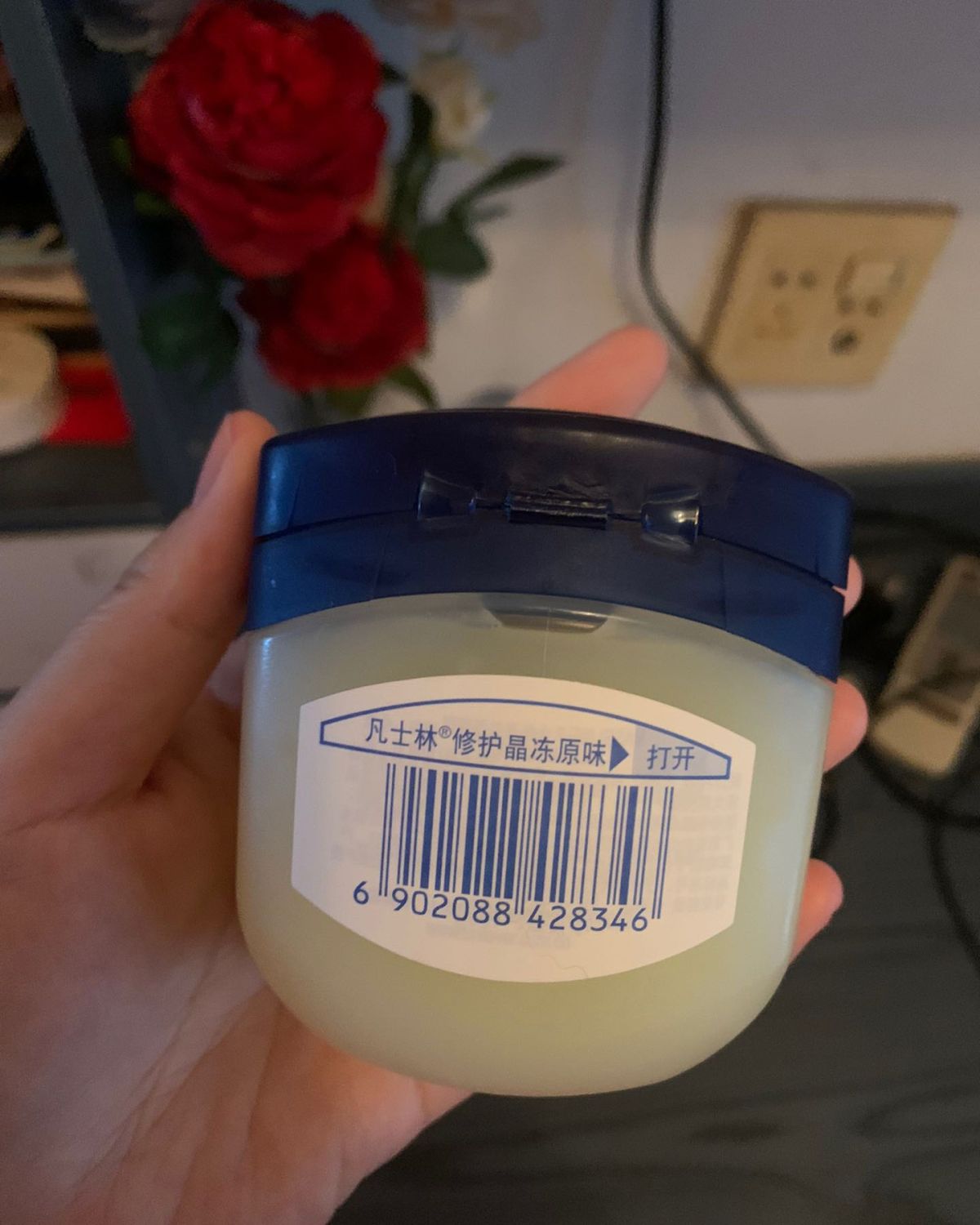 凡士林涂抹在皮肤上，能在表面形成一层膜，使水分不易蒸发散失，