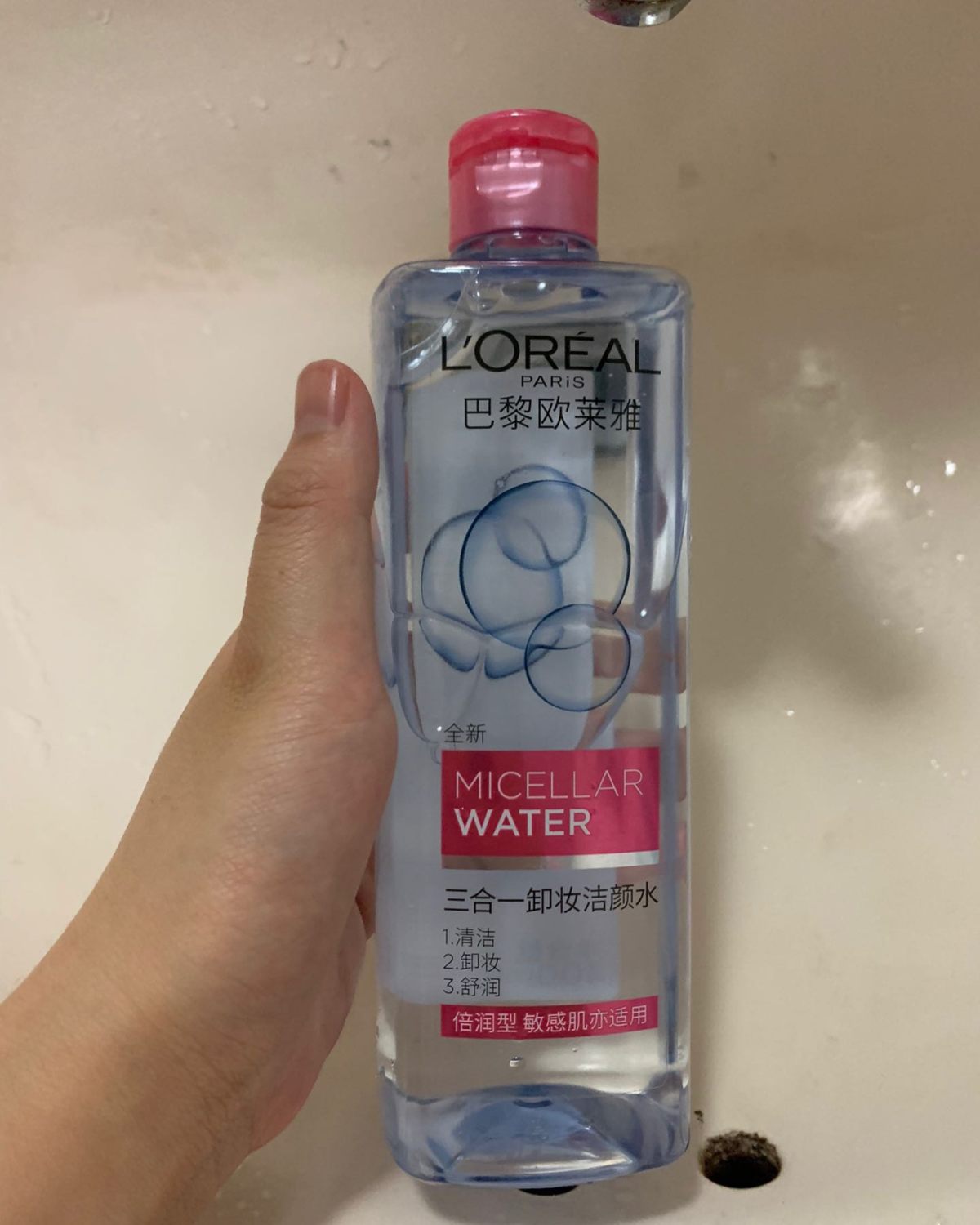 这款欧莱雅三合一卸妆洁颜水被称为术水，因为它的三合一是指卸妆