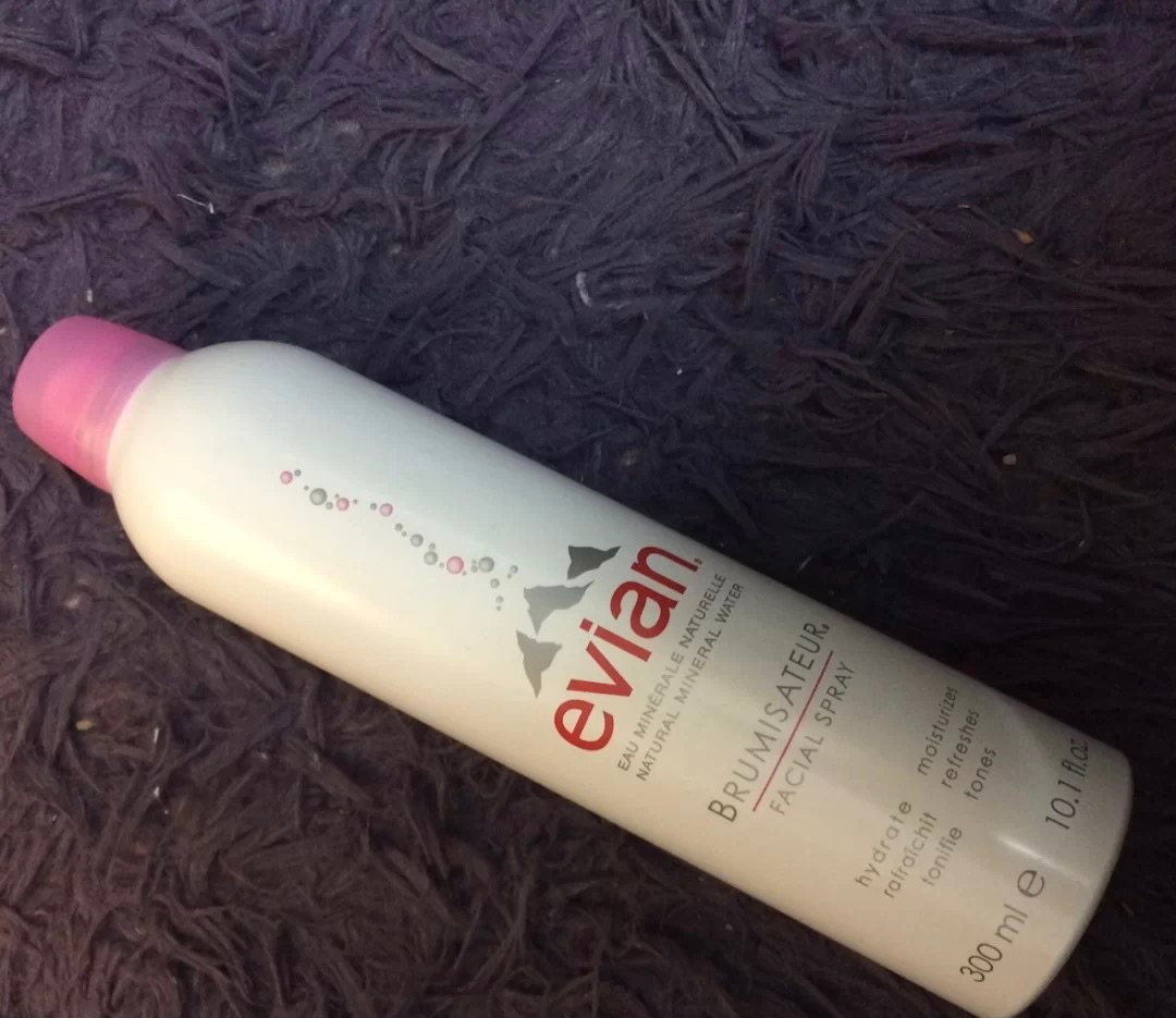 依云喷雾是市面上众多补水喷雾中比较畅销的一款产品，它凭借的成