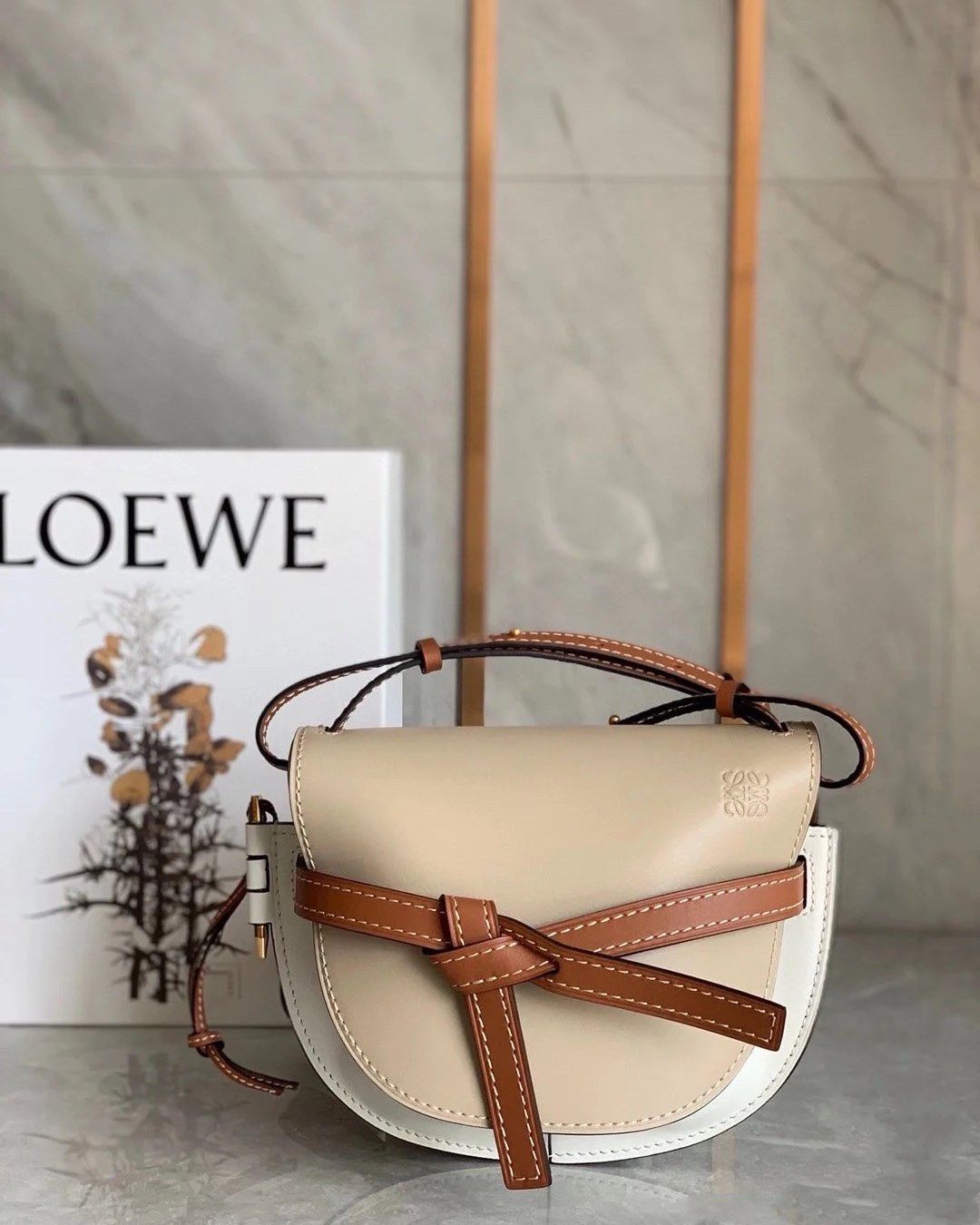 💕LOEWE生于1846年，它凭借精湛的工艺和**的气质闻