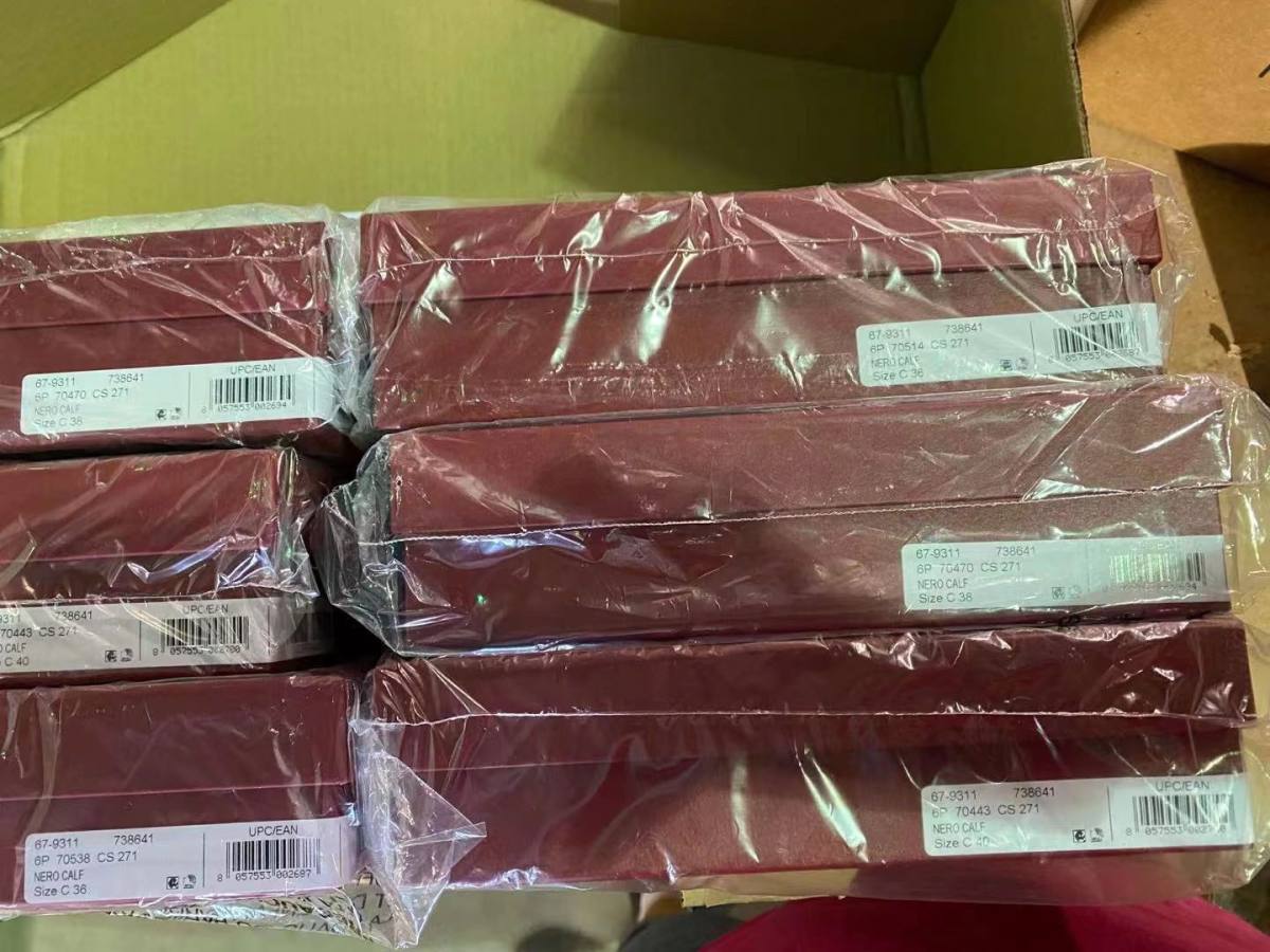 图二，美国入库实拍图。 今年的菲拉格慕皮带，都有盒子，太完美