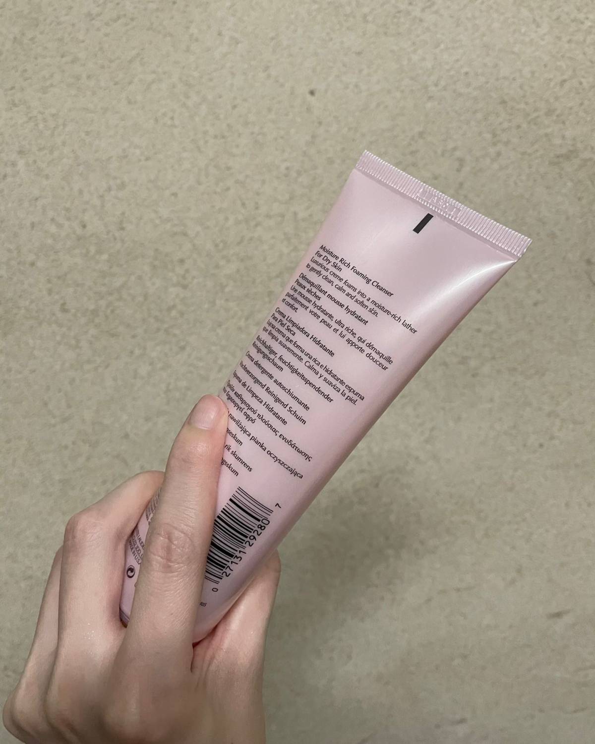 💕雅诗兰黛氨基酸洁面乳，因其粉色的外壳，大家伙儿亲切的称其