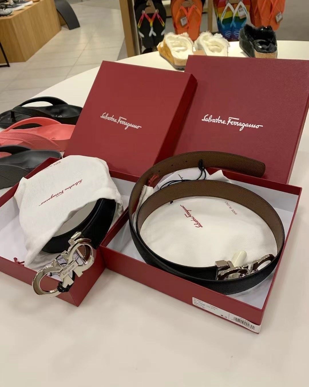 图二，美国入库实拍图。 今年的菲拉格慕皮带，都有盒子，太完美