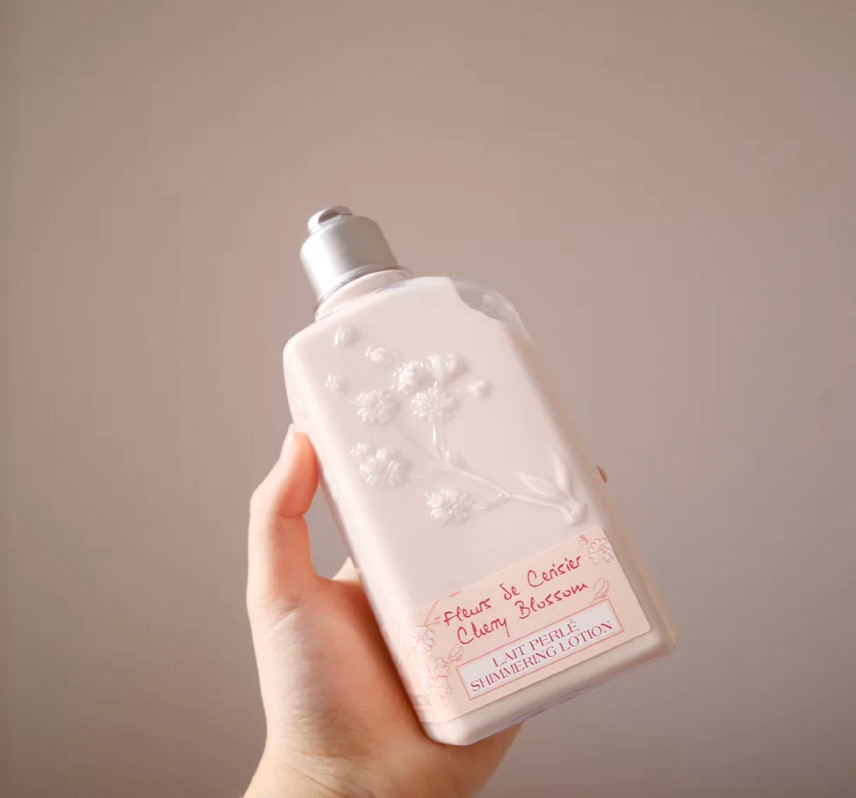 欧舒丹这个樱花身体乳一上手惊呆了，特别闪，满手bulingb