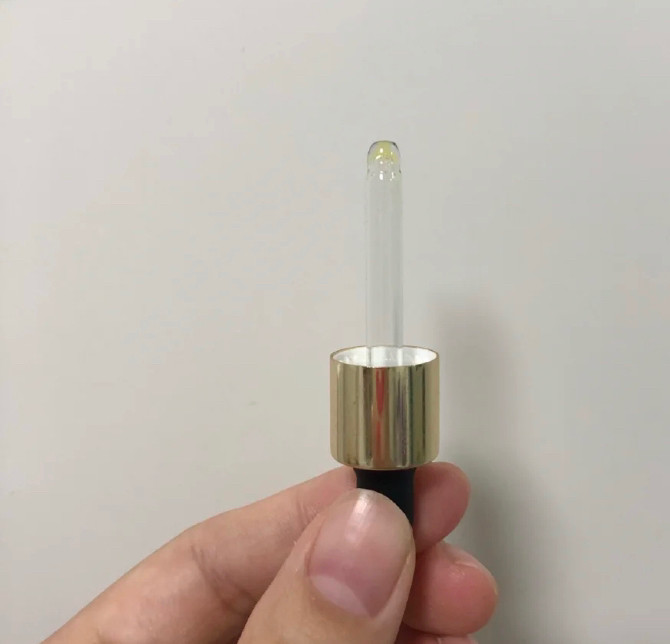 〽️ AHAVA死海赋活奢颜肌底液是比较清爽的精华之一，使用