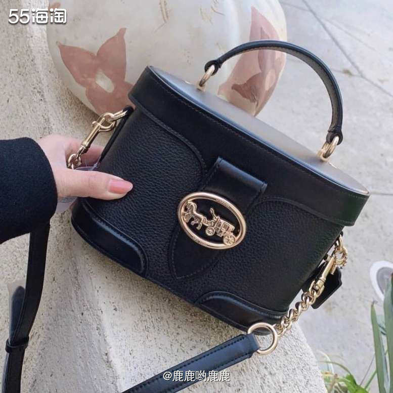 . 👜 蔻驰的马车盒子还真的是火，入手的是黑色的盒子，一开
